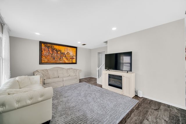 611 Kendall Court, Schaumburg, IL 60194