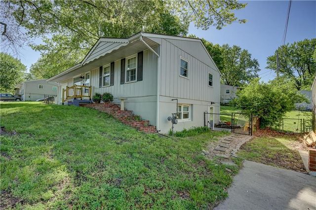 19021 E Ponca Drive, Independence, MO 64056