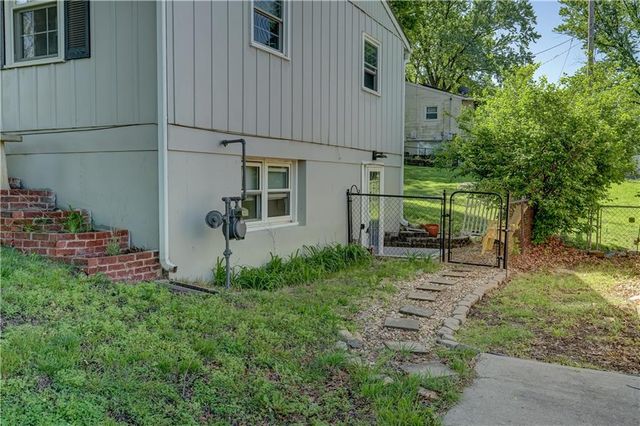 19021 E Ponca Drive, Independence, MO 64056