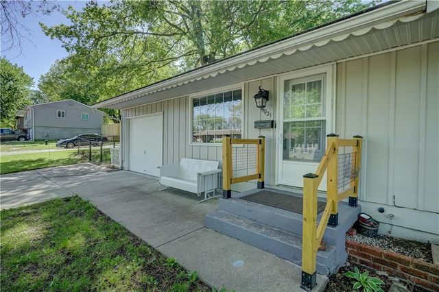 19021 E Ponca Drive, Independence, MO 64056