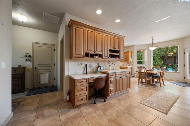 8903 W 6th Ave, Kennewick, WA 99336