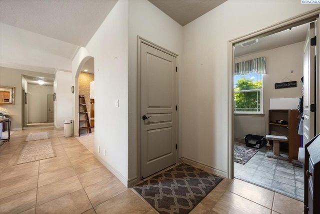8903 W 6th Ave, Kennewick, WA 99336