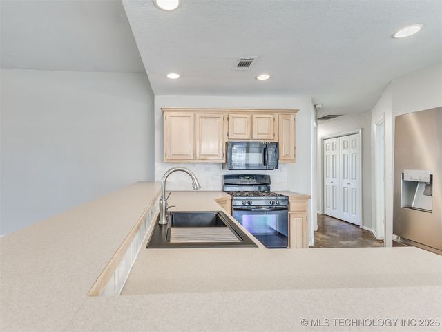 118 E 48th Street, Sand Springs, OK 74063