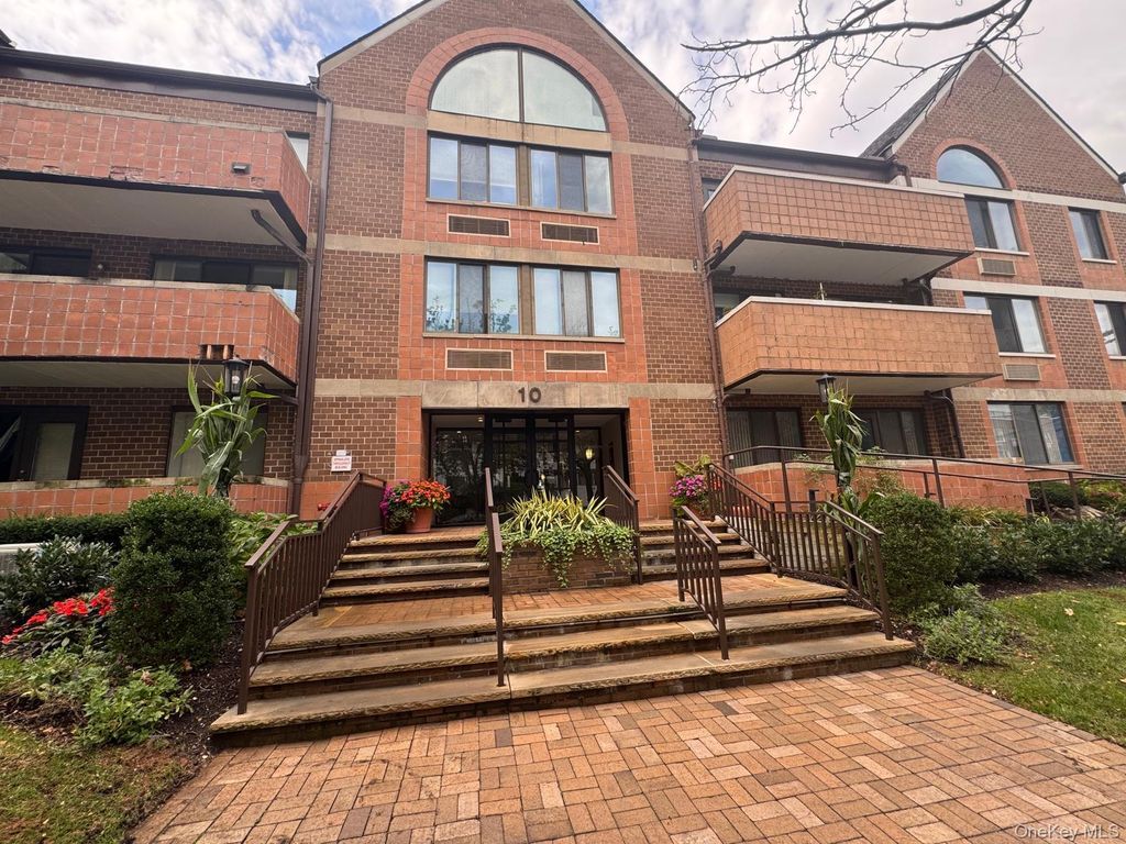 10 Canterbury Road 1B, Great Neck, NY 11021 — exterior