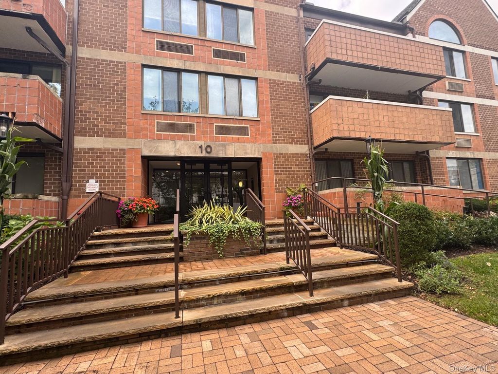 10 Canterbury Road 1B, Great Neck, NY 11021 — photo 2