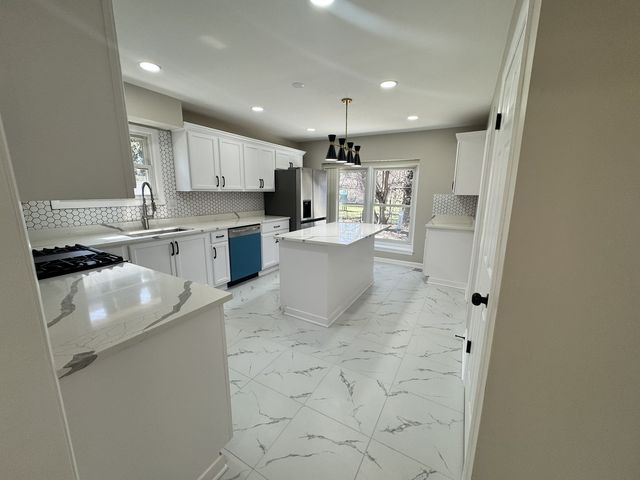 940 Tanglewood Drive, Wheeling, IL 60090