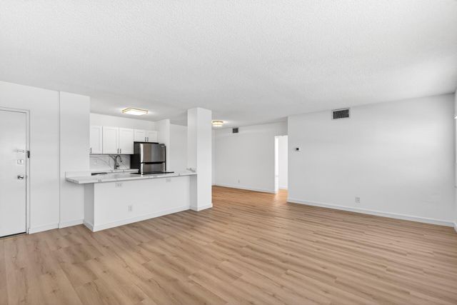 2555 NE 11th Street Street NE 202, Fort Lauderdale, FL 33304