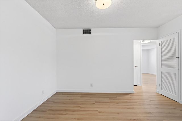 2555 NE 11th Street Street NE 202, Fort Lauderdale, FL 33304