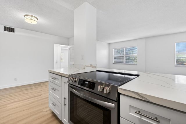 2555 NE 11th Street Street NE 202, Fort Lauderdale, FL 33304