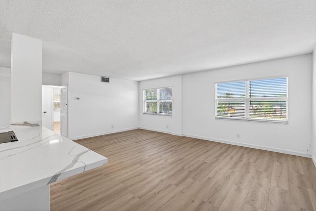 2555 NE 11th Street Street NE 202, Fort Lauderdale, FL 33304