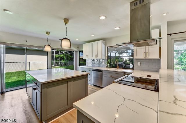 905 SW 52nd ST, Cape Coral, FL 33914