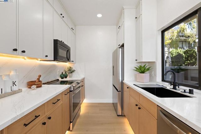 1202 Moonsail Ln, Foster City, CA 94404