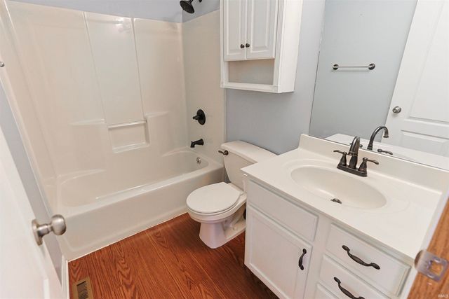 10035 Ashwood Forest Drive, Osceola, IN 46561