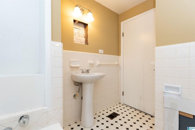 111 1ST AVENUE NW, Graysville, AL 35073