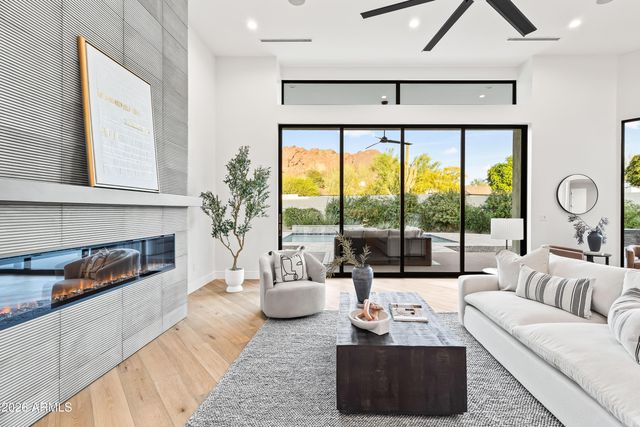 4414 E VERMONT Avenue S, Phoenix, AZ 85018