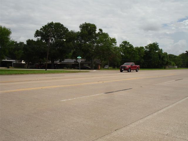3207 W Parkwood Avenue, Friendswood, TX 77546