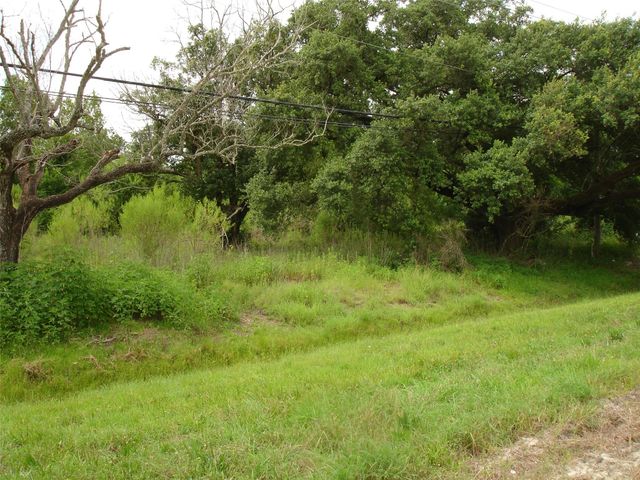 3207 W Parkwood Avenue, Friendswood, TX 77546