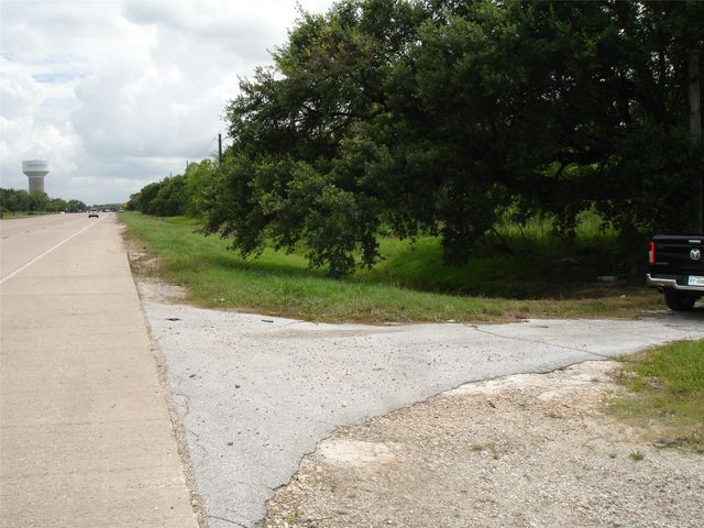 3207 W Parkwood Avenue, Friendswood, TX 77546