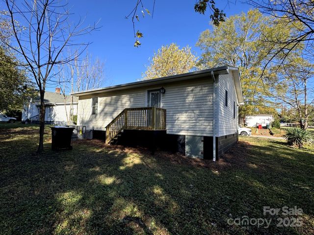 1208 N Ashe Avenue, Newton, NC 28658