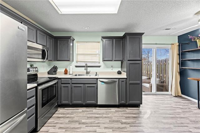 1322 SE Lexington Avenue, Lee's Summit, MO 64081