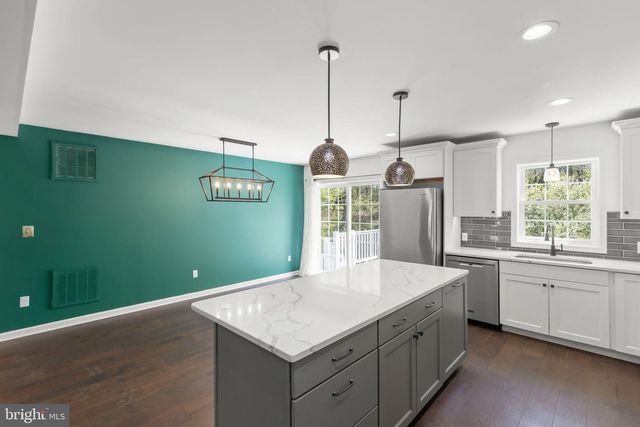 112 COLONIAL DR, Cross Junction, VA 22625