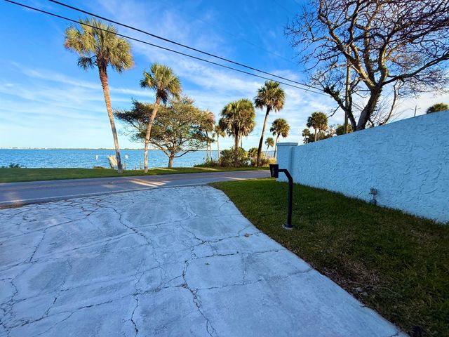 1009 S Indian River Drive, Fort Pierce, FL 34950