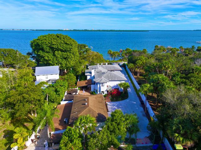 1009 S Indian River Drive, Fort Pierce, FL 34950