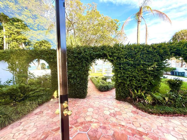 1009 S Indian River Drive, Fort Pierce, FL 34950