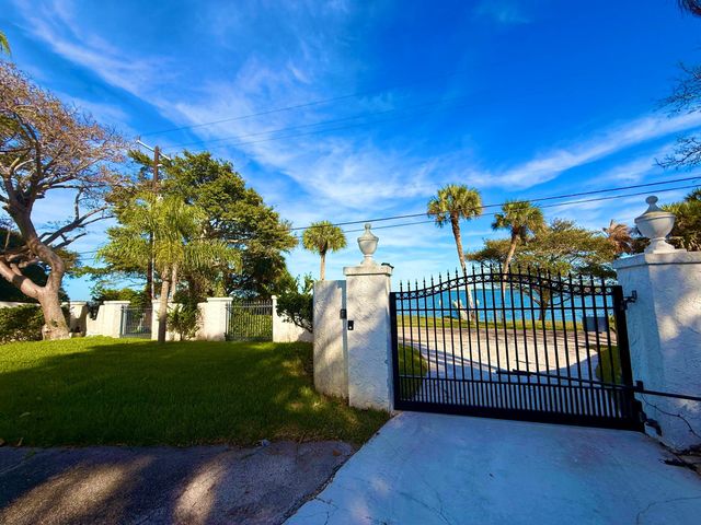 1009 S Indian River Drive, Fort Pierce, FL 34950