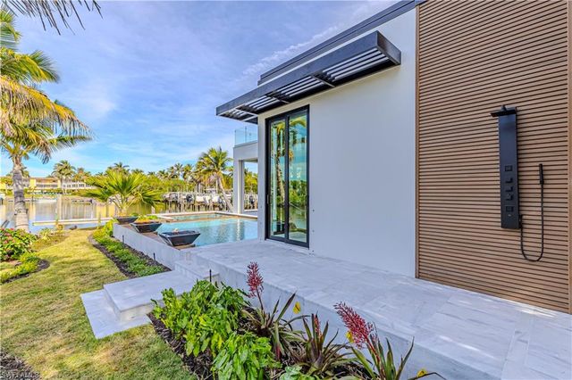 1100 Sandpiper ST, Naples, FL 34102