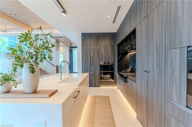 1100 Sandpiper ST, Naples, FL 34102