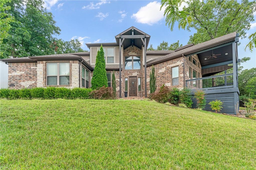 576 Champion Drive, Fayetteville, AR 72703