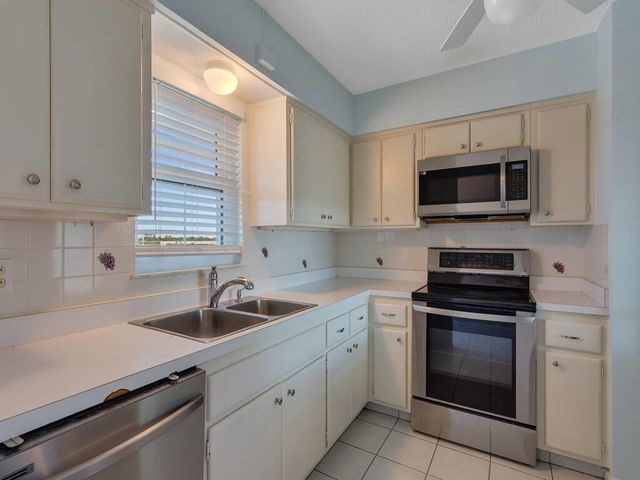 2333 Indian River Boulevard 502, Vero Beach, FL 32960