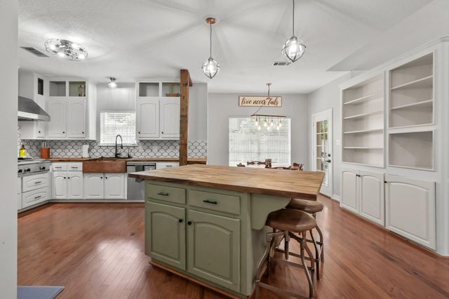 113 Inverness Drive, Montgomery, TX 77356