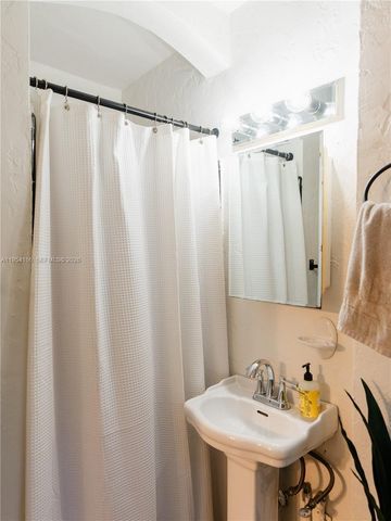 725 SW 2nd Ct, Fort Lauderdale, FL 33312