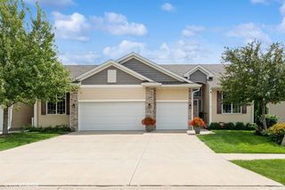 10218 Coventry Circle, Johnston, IA 50131