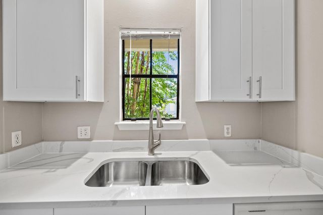 712 Graham PL 203, Austin, TX 78705