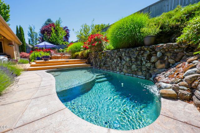 635 Seventh Fairway Drive, Medford, OR 97504