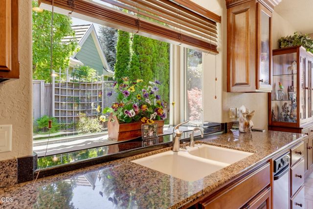 635 Seventh Fairway Drive, Medford, OR 97504