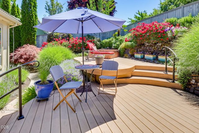 635 Seventh Fairway Drive, Medford, OR 97504