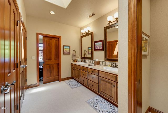 635 Seventh Fairway Drive, Medford, OR 97504