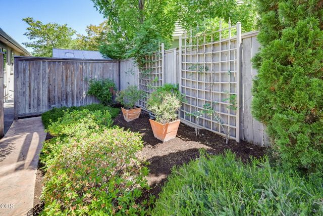 635 Seventh Fairway Drive, Medford, OR 97504