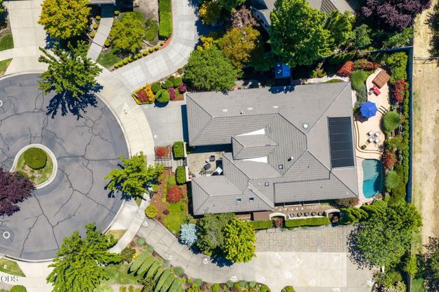 635 Seventh Fairway Drive, Medford, OR 97504