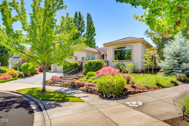 635 Seventh Fairway Drive, Medford, OR 97504