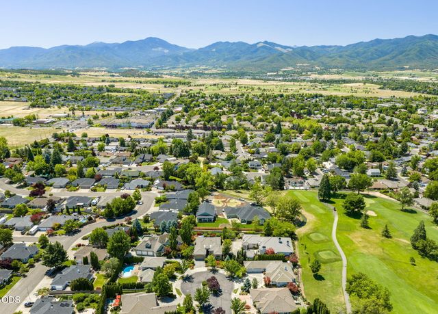 635 Seventh Fairway Drive, Medford, OR 97504