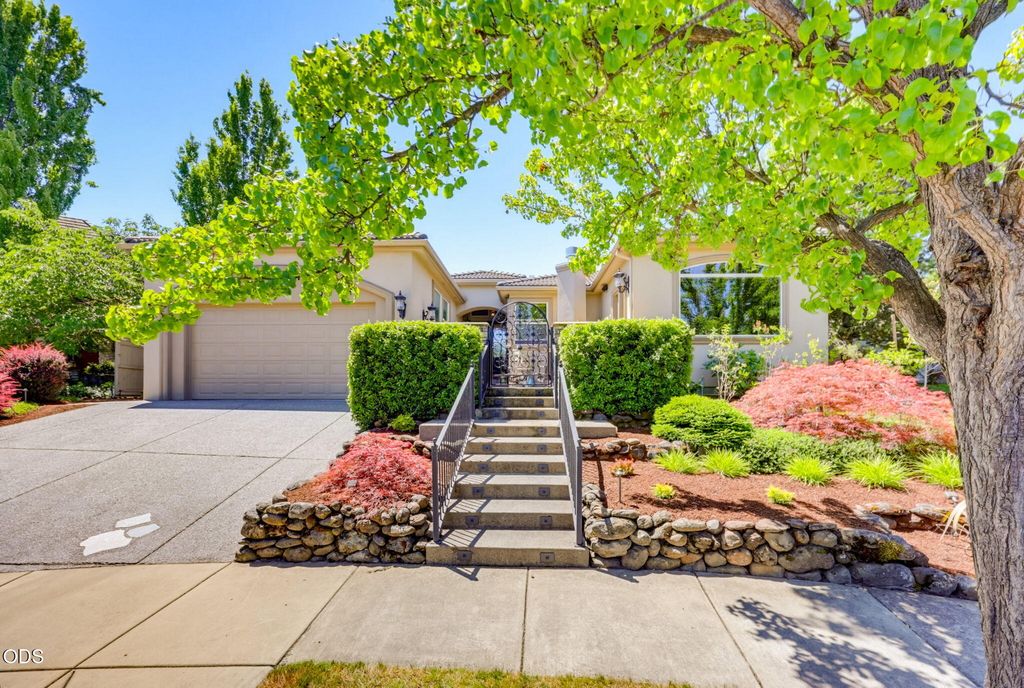 635 Seventh Fairway Drive, Medford, OR 97504