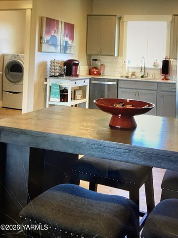 2600 Racquet Ln 36, Yakima, WA 98902