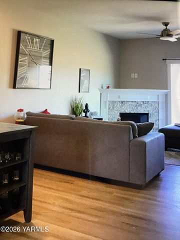 2600 Racquet Ln 36, Yakima, WA 98902