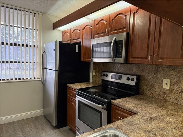 1705 Whitehall Dr 102, Davie, FL 33324