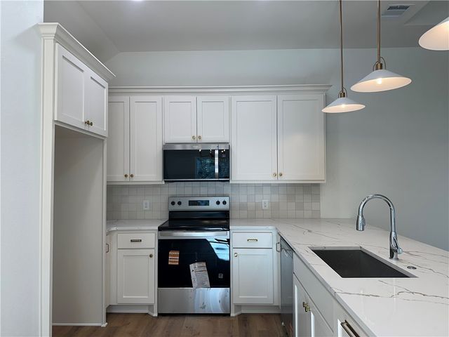 3701 Iverson Drive, Bryan, TX 77803